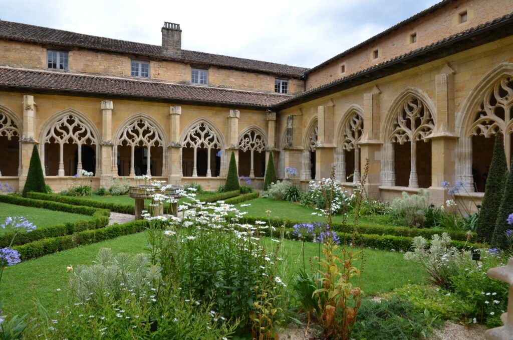 CLOÎTRE DE L'ABBAYE DE CADOUIN 15 éme SIÈCLE ABBAYE DE CADOUIN PERIGORD NOIR DORDOGNE