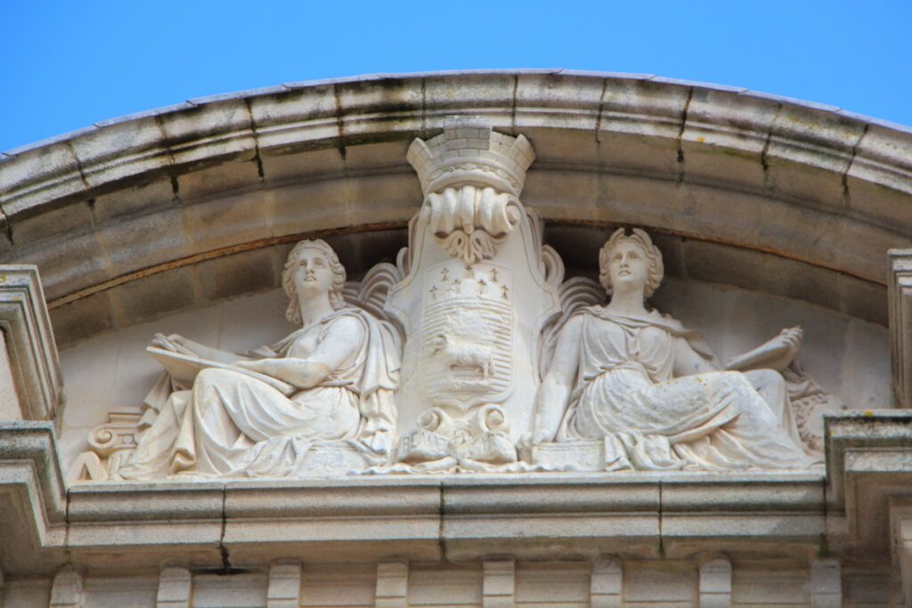 Fronton du musée des beaux arts à Quimper