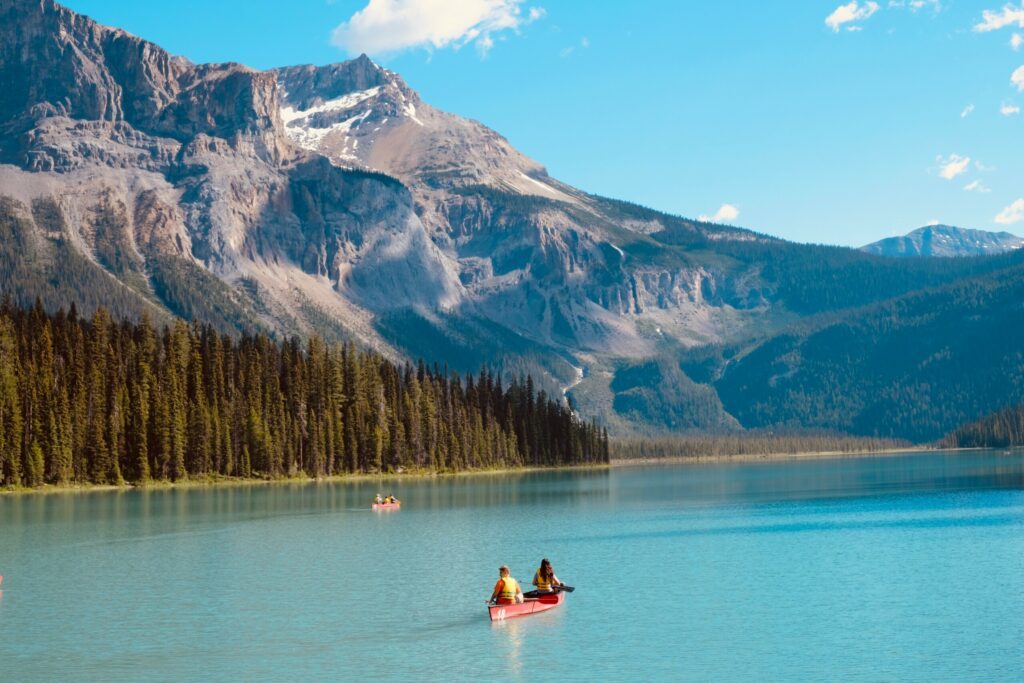 lac emeraude et ses embarcations, Canada