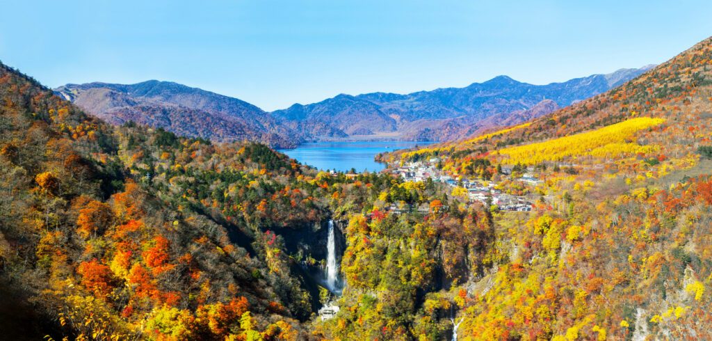 日光国立公園、紅葉に染まる中禅寺湖と華厳の滝の俯瞰