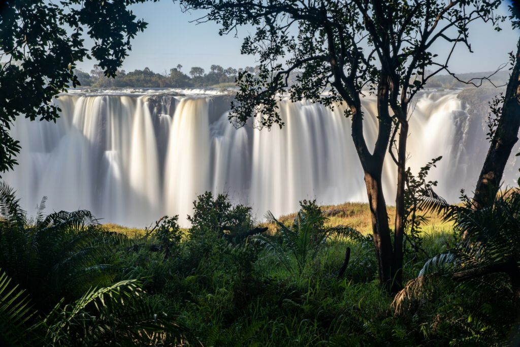 Les chutes Victoria parmi les paysages d'Afrique