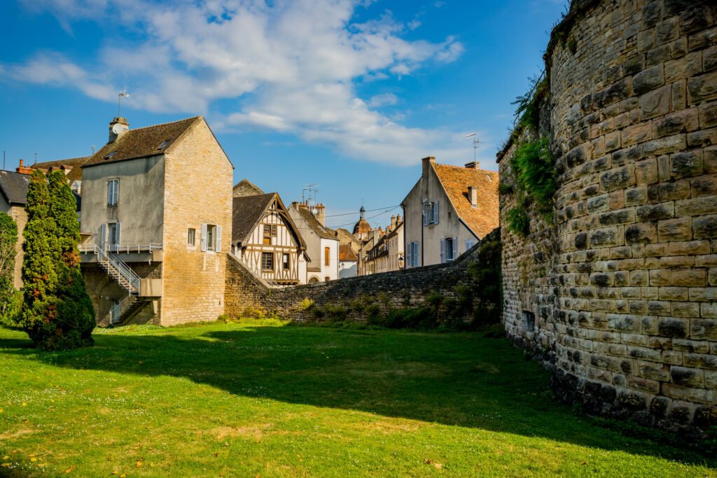Dans les rues de Beaune et ses remparts