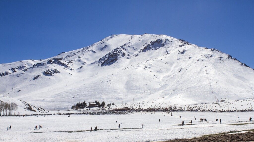 Oukaïmeden et ses montganes enneigées en hiver, autour de Marrakech