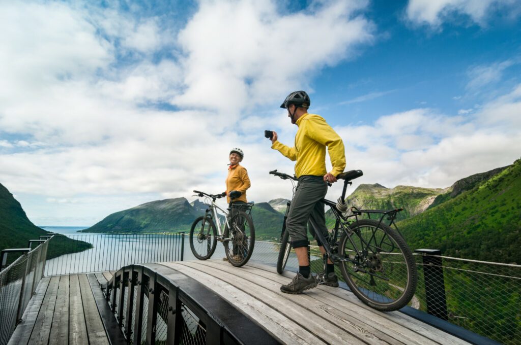 Pause photo pour ces deux cyclistes en Norvège