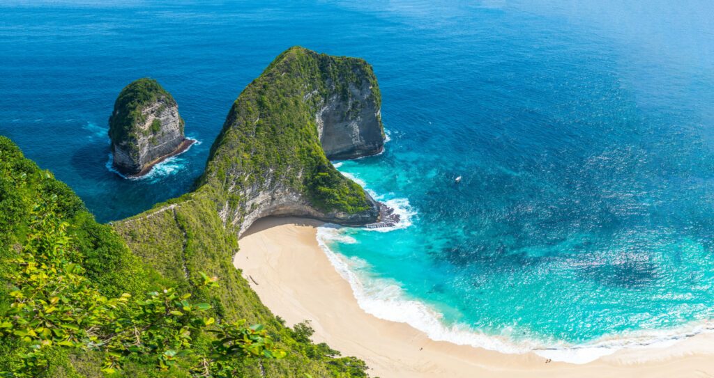 amazing view of kelingking beach in nusa oenida, indonesia