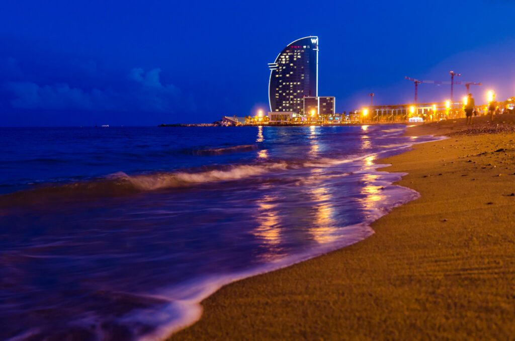 Promenade du soir sur la page de Barcelone