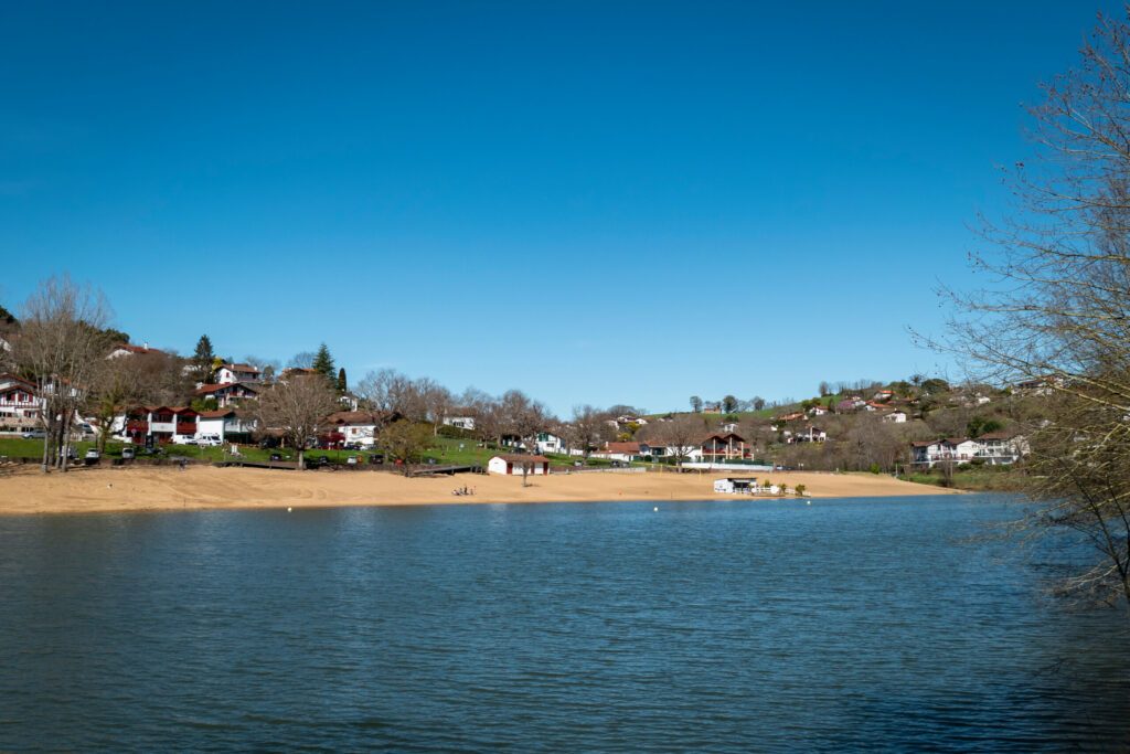 Lago Alain Cami em Saint Pée sur Nivelle no País Basco com parte da cidade ao fundo