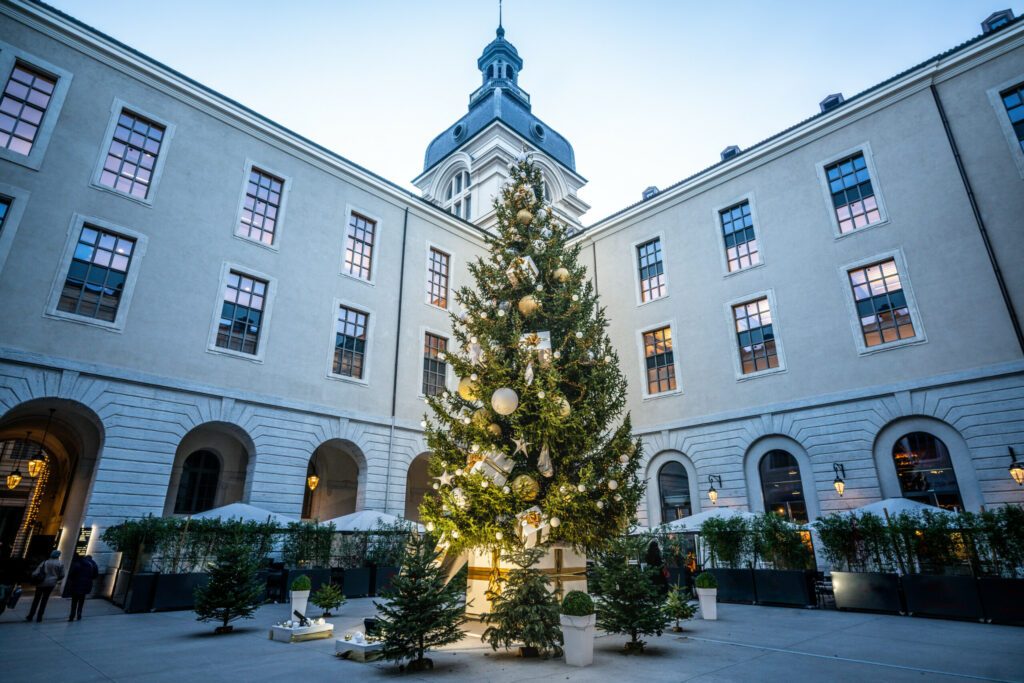 Sapin de Noël dans une cours du Grand Hôtel-Dieu