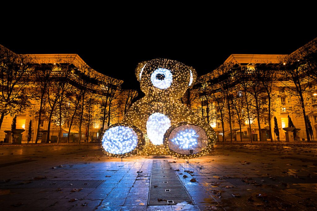 Une peluche géante lumineuse sur une place de Montpellier