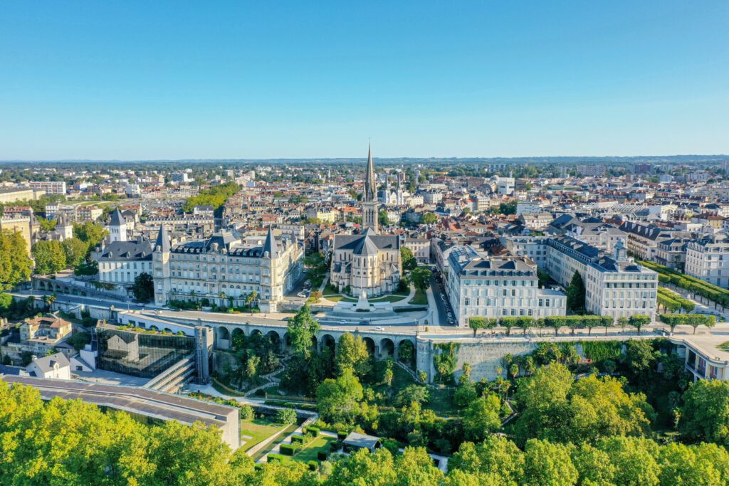 vue aérienne par drone du Boulevard des Pyrénées, Pau, France