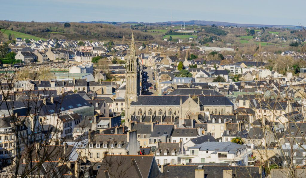 L´eglise Saint-Mathieu de la ville de Quimper en Bretagne vue du Mont Frugy - The Saint-Mathieu church of the city of Quimper in Brittany view of Mount Frugy