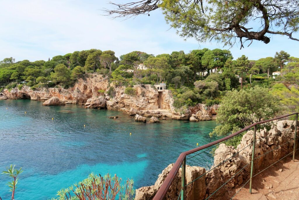 Vue sur la Baie des Milliardaires (Anse de l’Argent Faux) au Cap d’Antibes, sur la côte d’azur / French riviera (France)