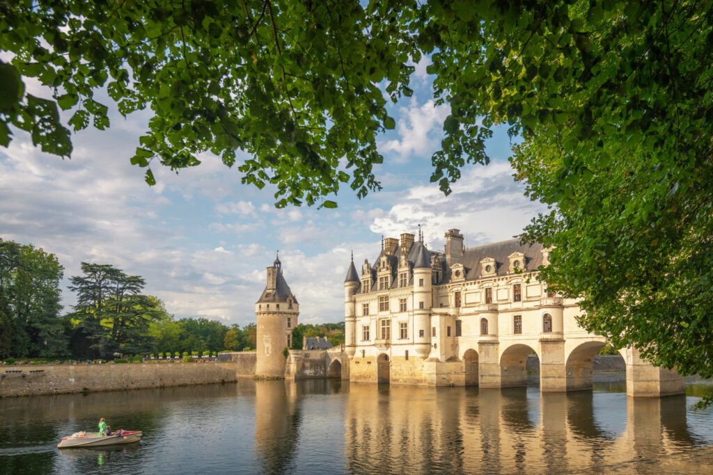 Naviguer sous les arches du château de Chenonceau