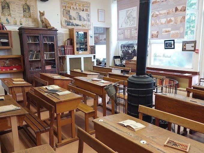 Découvrir d'anciennes salles de classe à faire à Boulogne-sur-Mer