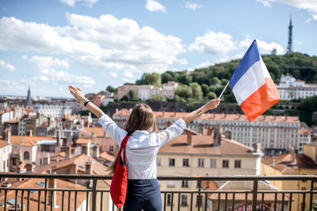 Femme avec un drapeau de la France à Lyon