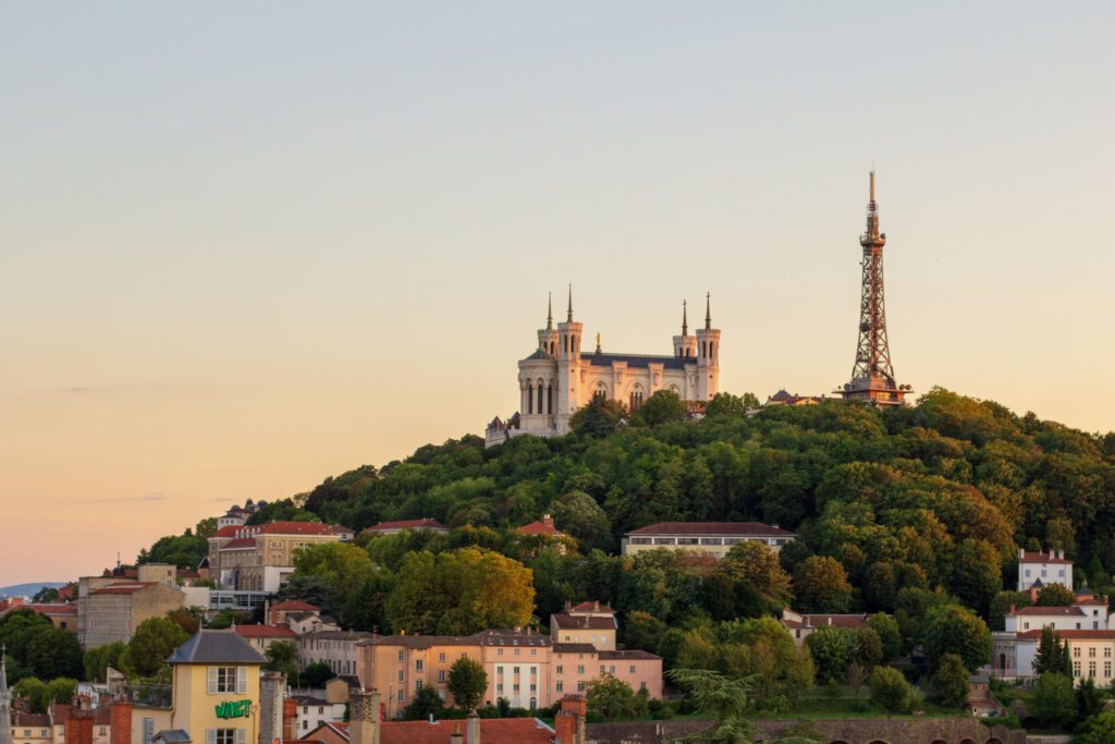 Fourvière domine Lyon du haut de sa colline