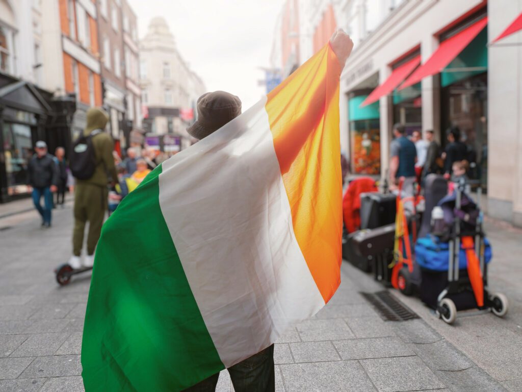 Habitant de Dublin avec le drapeau de l'Irlande