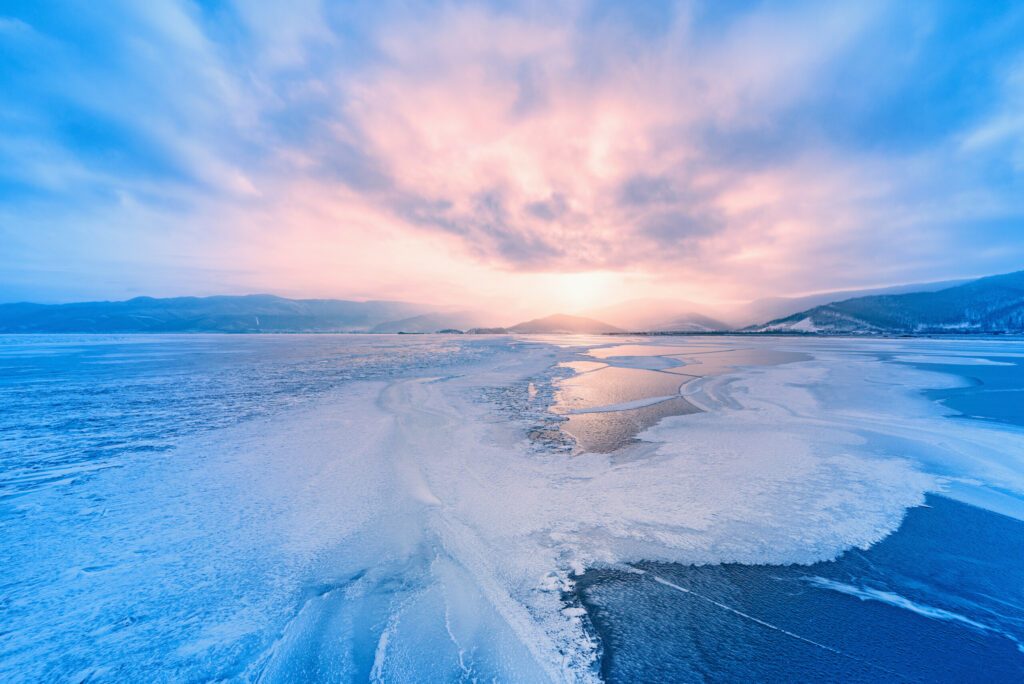 Paysage russe, le lac Baïkal sous la glace