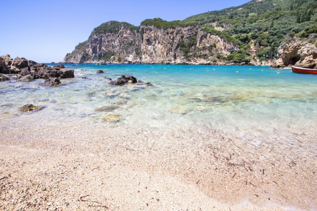 La plage d'Ampelaki, à Corfou