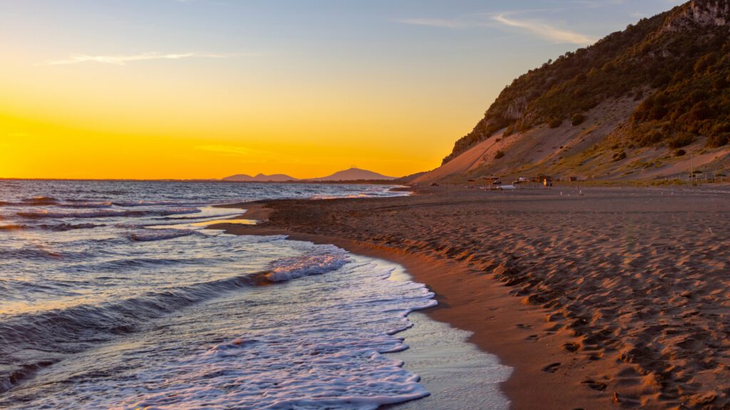 Rana e Hedhun, attractive beach with a high sand dune, Albania