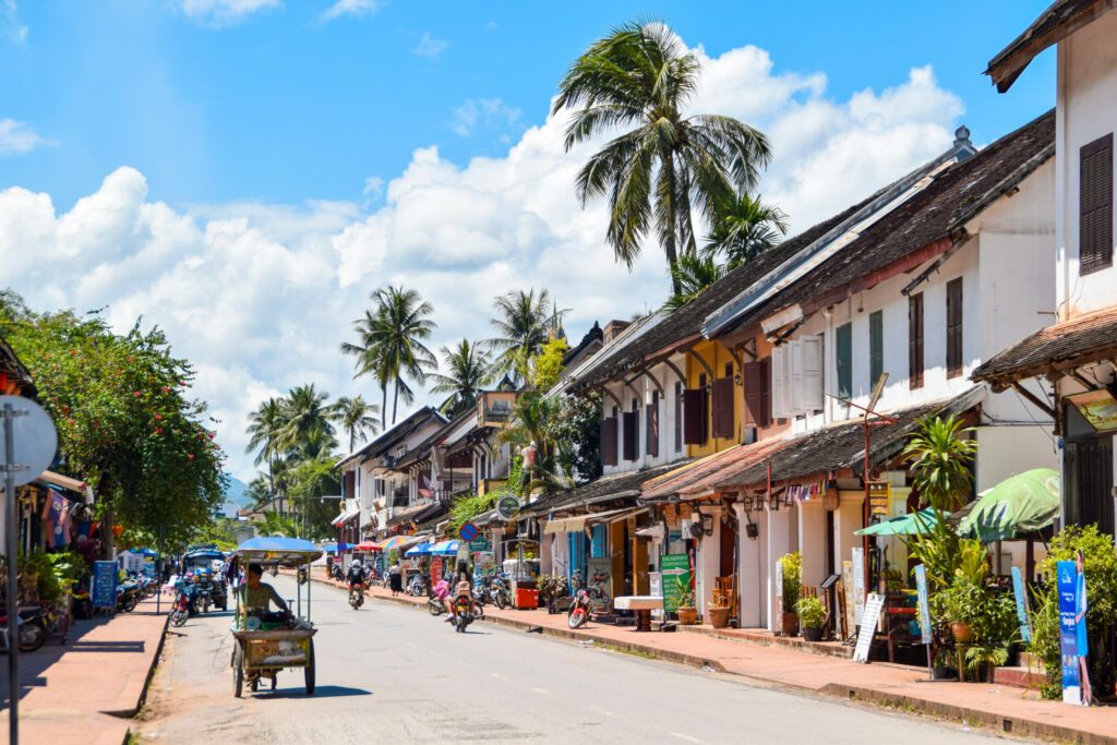Casas coloniales en la calle principal de Luang Prabang en Laos