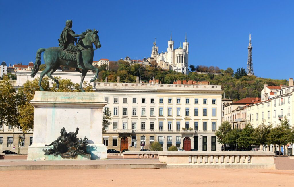 La statue de Louis IX sur la place Bellecour à Lyon avec la basilique de Fourvière en arrière plan