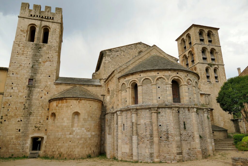 Abside et clocher de l’abbatiale Saint-Pierre-et-Saint-Paul de Caunes-Minervois