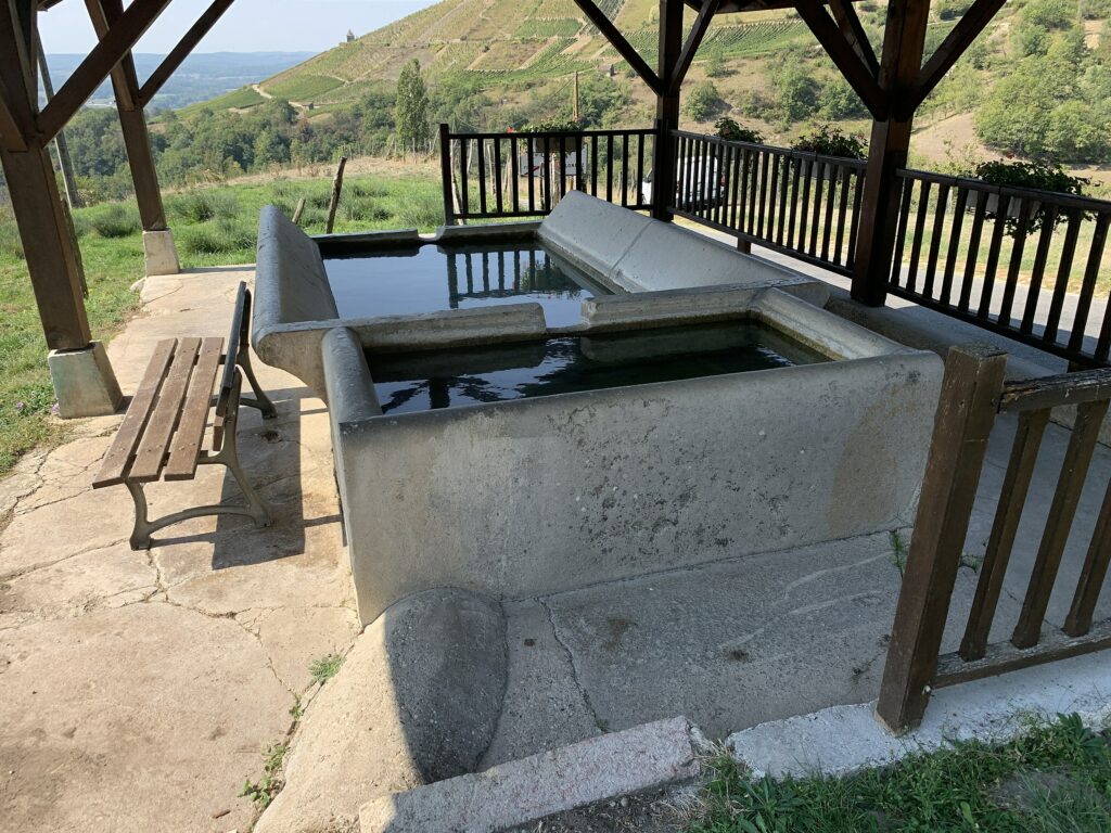 Un lavoir à Seillonnaz dans les villages autour du lac du Bourget