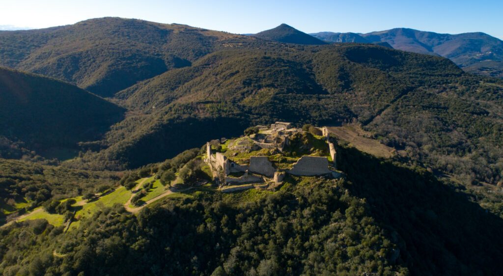 Vue aérienne des ruines du château Cathare de Termes, Aude, Occitanie, France