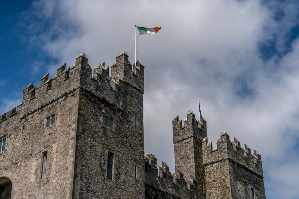 Le drapeau de l'Irlande au château de Bunratty