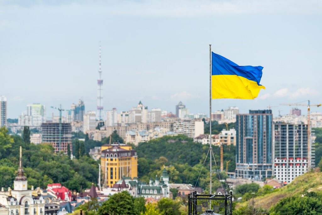 Le drapeau flottant à Kiev, la capitale