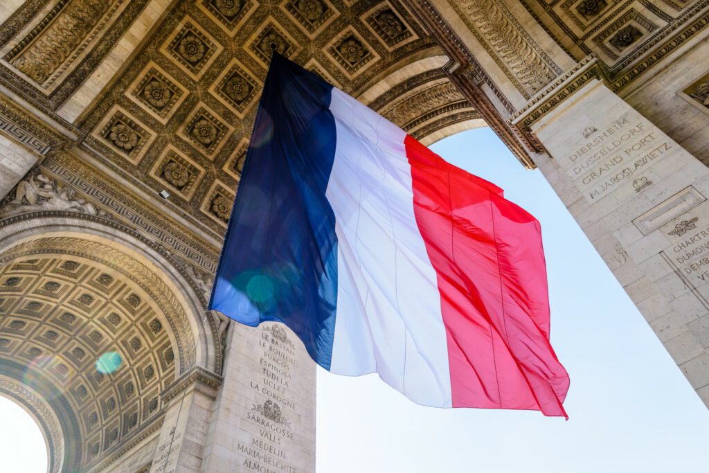 Le drapeau français sous l'Arc de Triomphe
