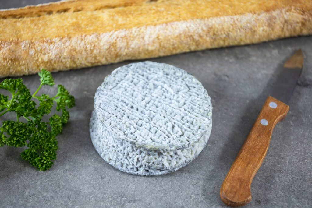 fromage de chèvre Selles-sur-Cher et baguette de pain