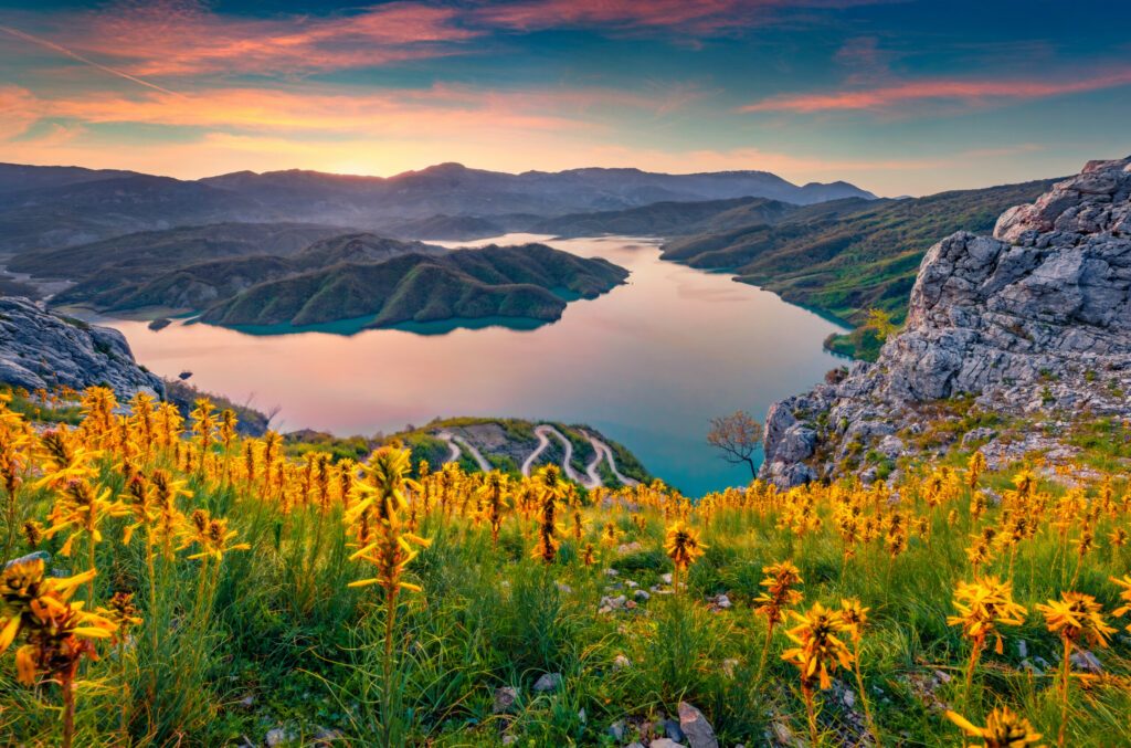 Vue sur un paysage du lac Bovilla