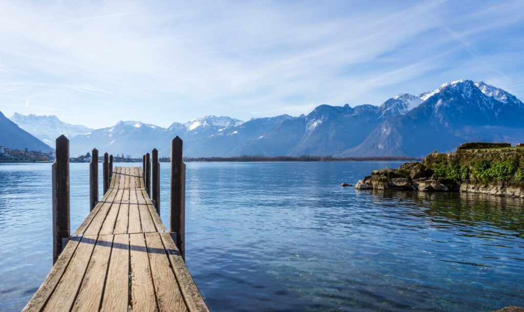 Vue depuis un ponton au château de Chillon, vue sur le lac léman et ses montagnes, Veytaux, Suisse