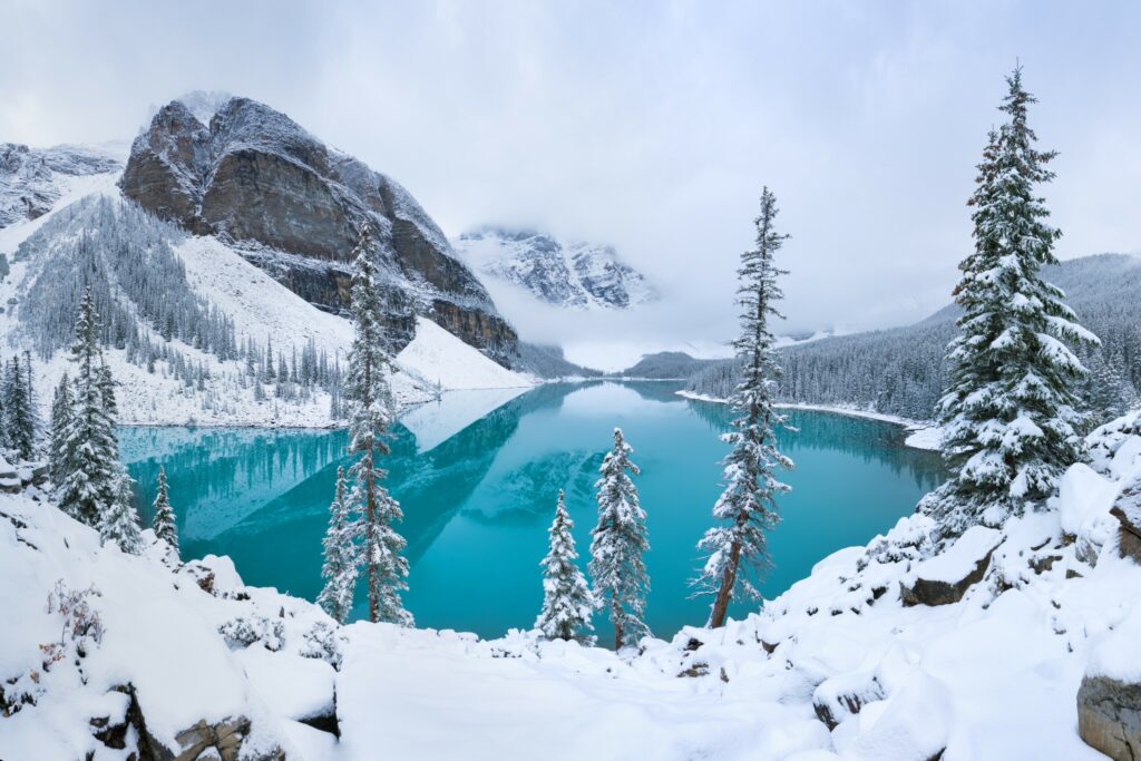 Paysage sur le lac Moraine sous la neige