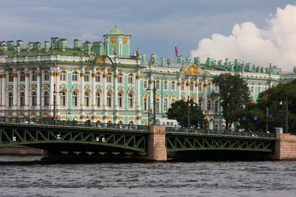 L'Ermitage et le fleuve Neva