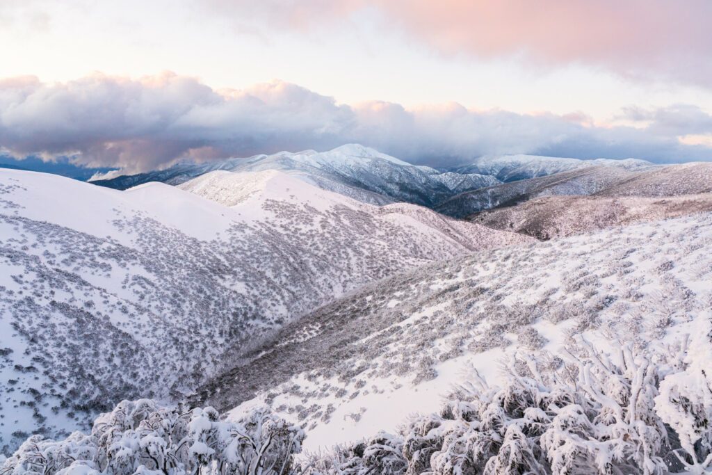 Les Alpes australiennes et ses paysages enneigés 