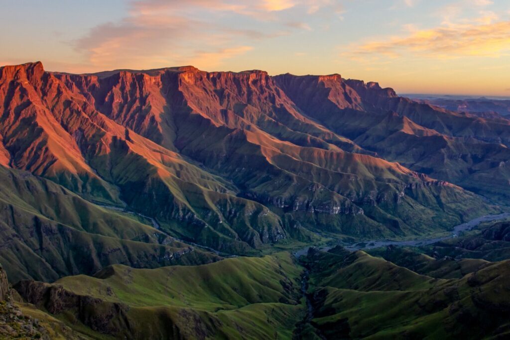 Panorama sur les montagnes du Drakensberg en Afrique du Sud