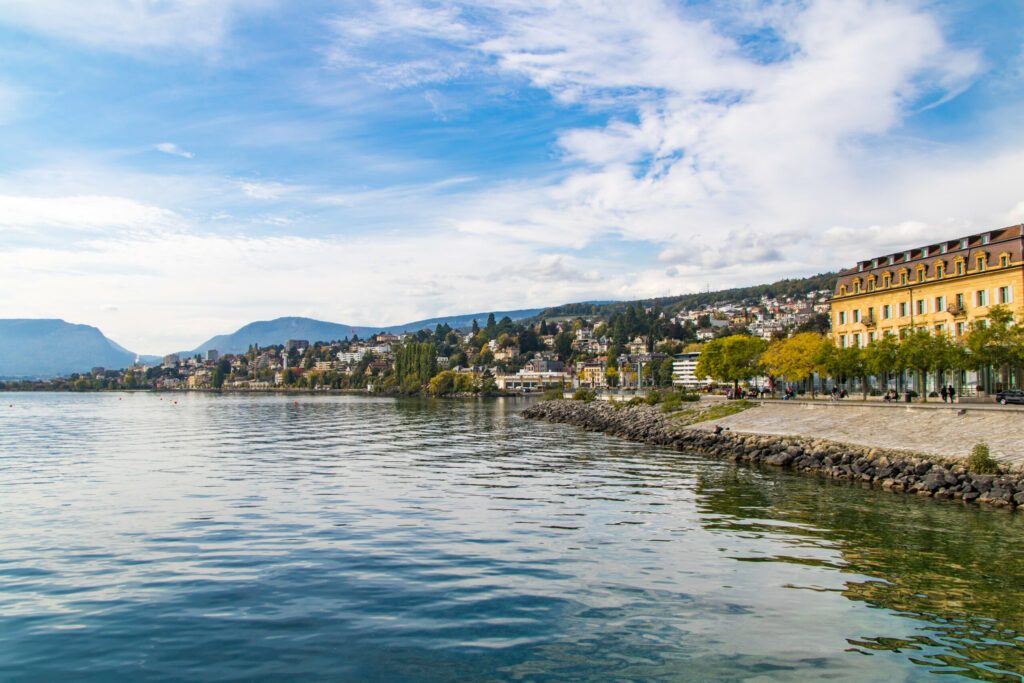 Vue sur la ville de Neuchâtel depuis le bord du lac (Canton de Neuchâtel, Suisse)