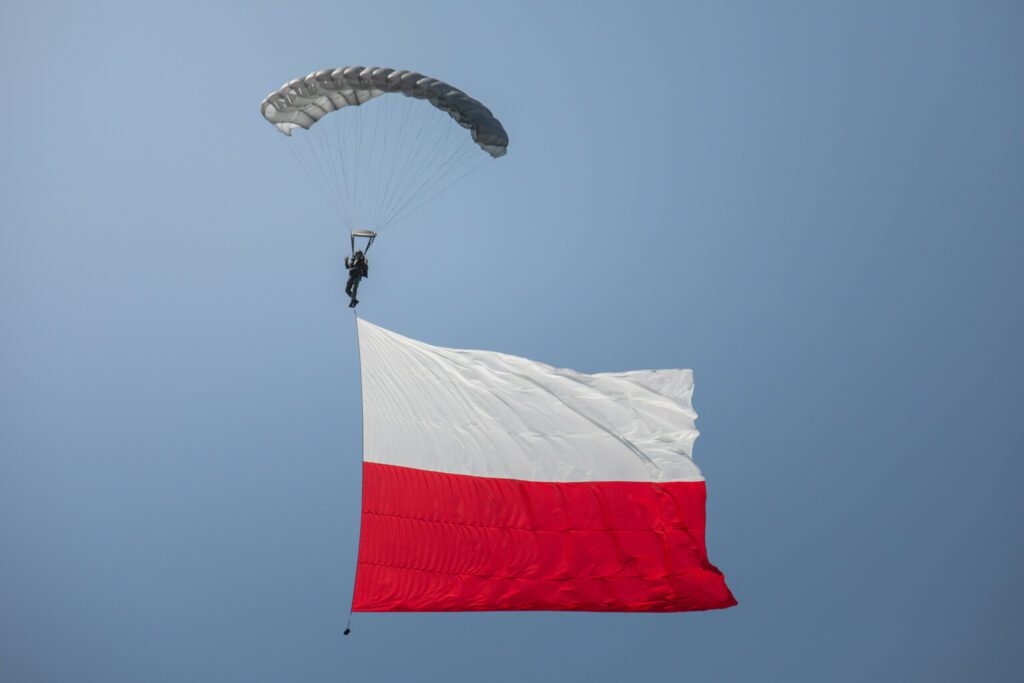 Parachutiste avec le drapeau de la Pologne