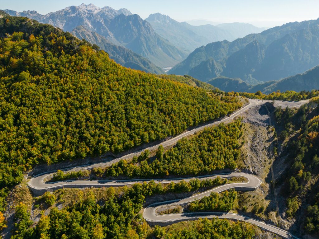 Route dans les montagnes dans les paysages d'Albanie