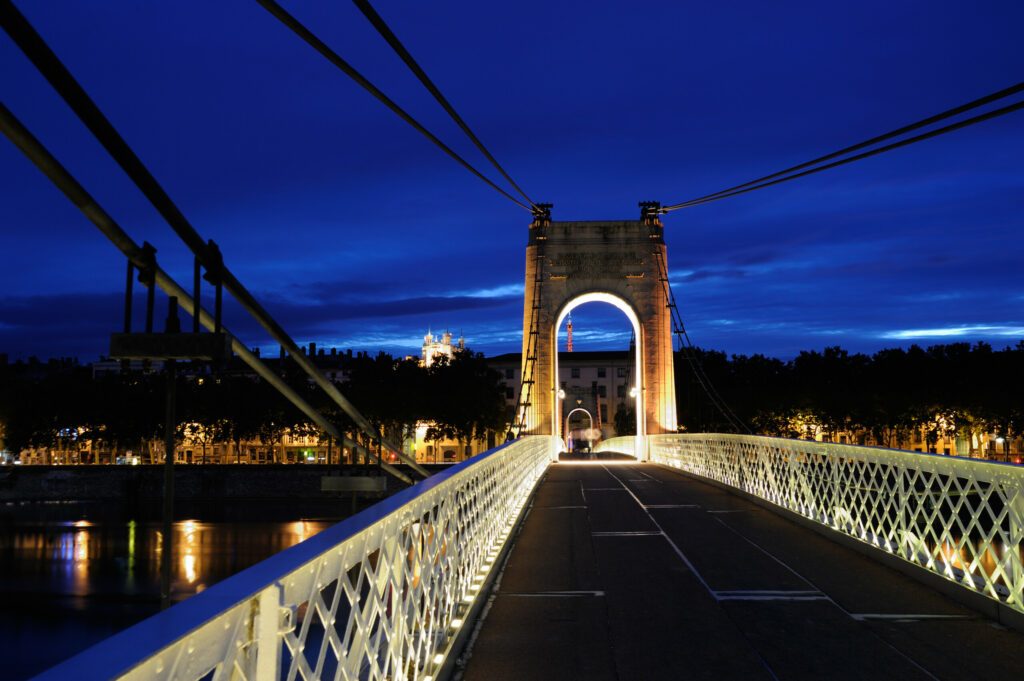 Passerelle sur le Rhône la nuit à Lyon