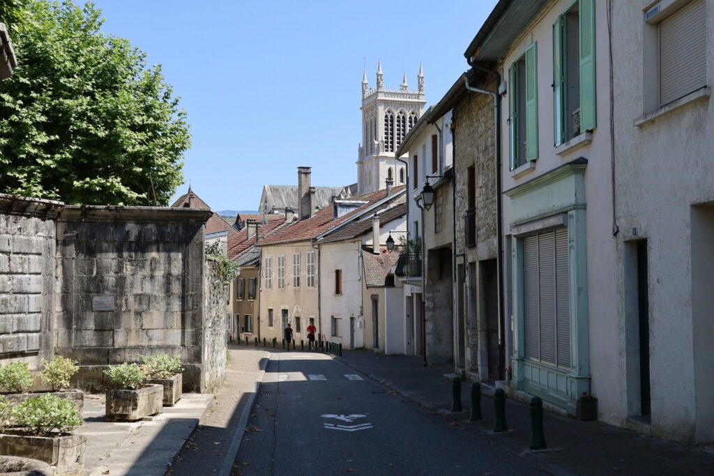 Rue typique, ville de Belley, département de l'Ain, France