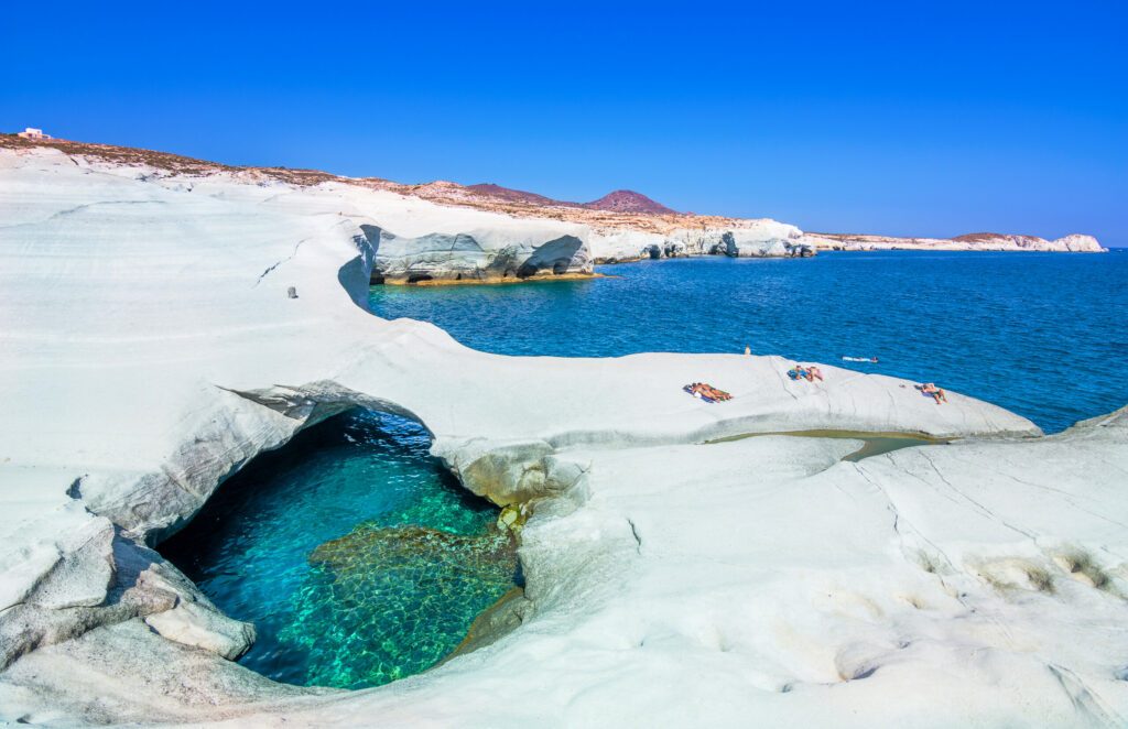 Sarakiniko et ses roches blanches dans les Cyclades, Grèce.