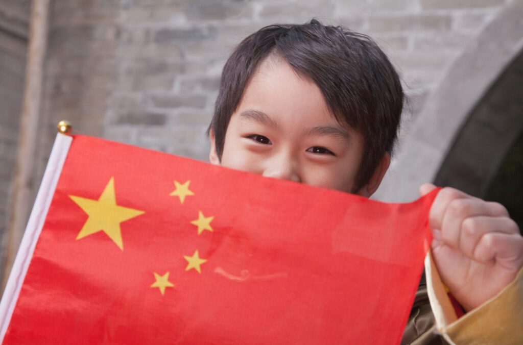 Un enfant avec le drapeau chinois