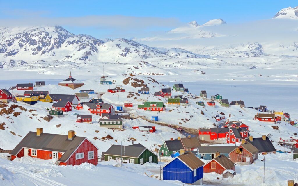 Un village au Groenland, paysage blanc et coloré