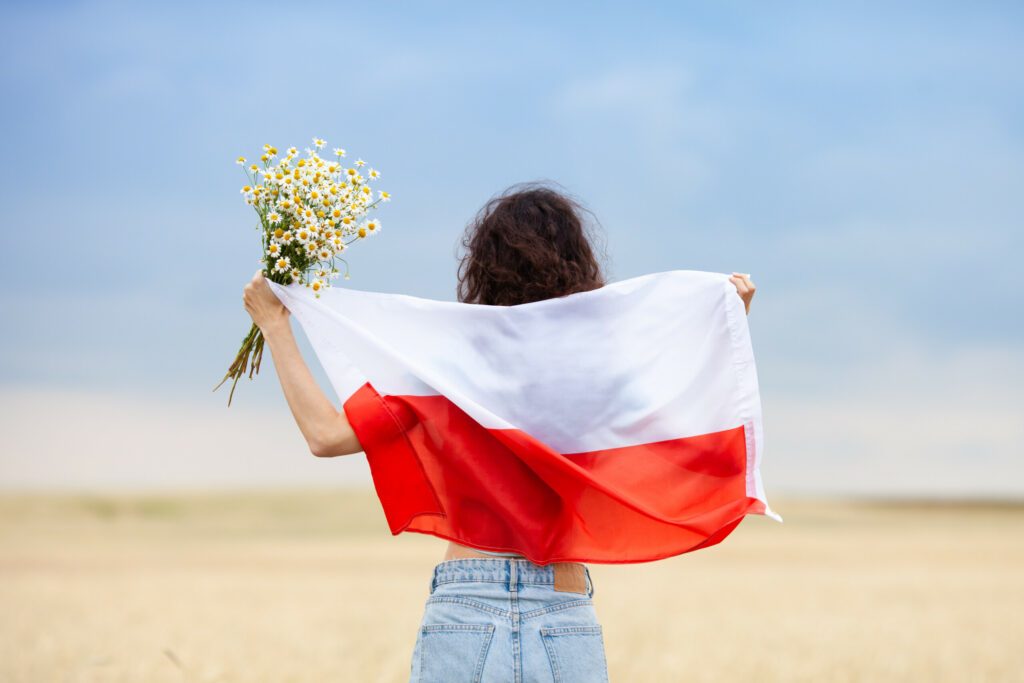 Une femme avec le drapeau de la Pologne