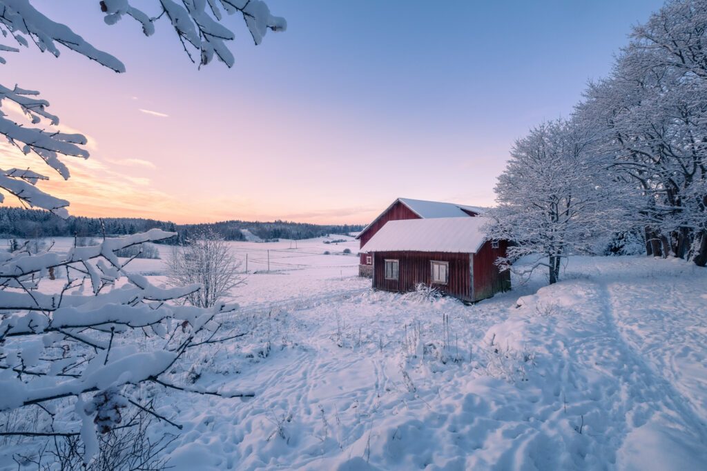 Une maison en bois sous la neige en Finlande