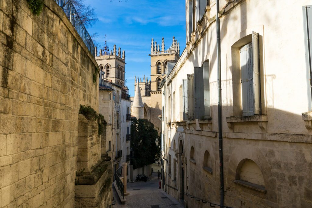 Vue sur la Cathédrale Saint-Pierre de Montpellier depuis une ruelle du centre historique de la ville (Occitanie, France)